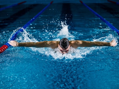 户外徒步爱好者在山间小路上欣赏自然风光